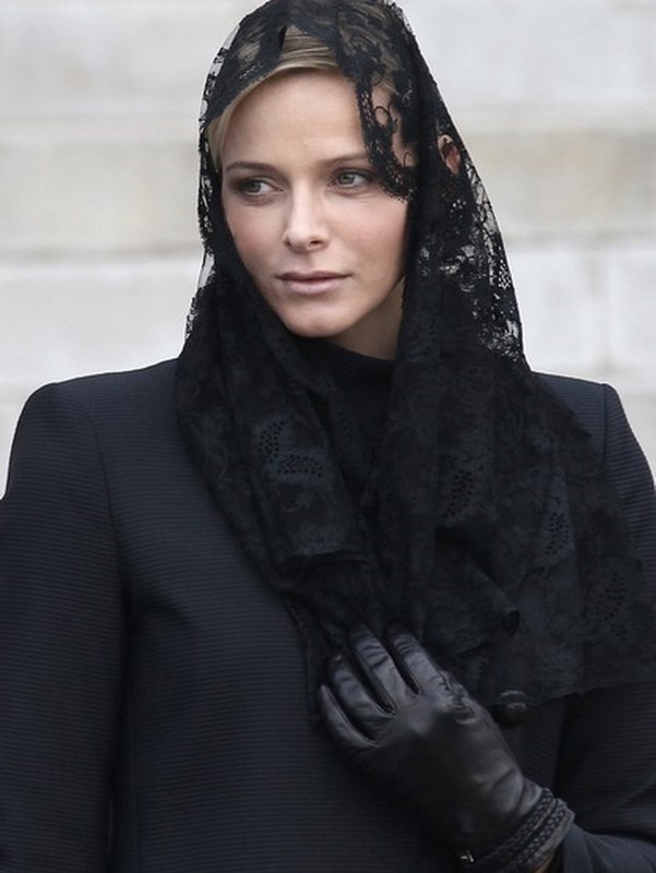 Какой платок на похороны. Черная Мантилья. Траурный платок на голову. Женщина в черном платке. Траурный шарф на голову.